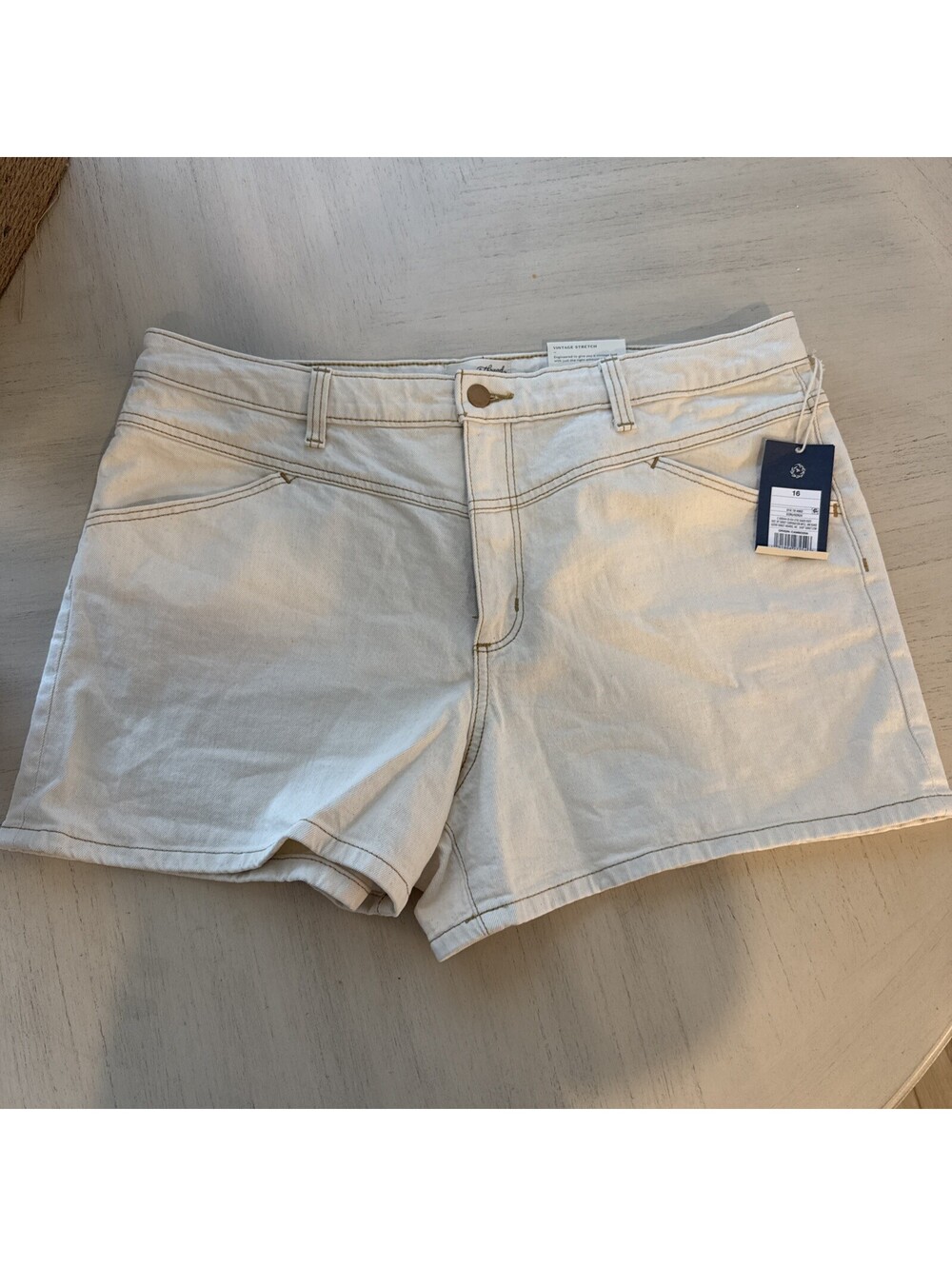 Universal Thread Cream Denim Shorts Vintage Midi Ivory Size 16/33 NWT